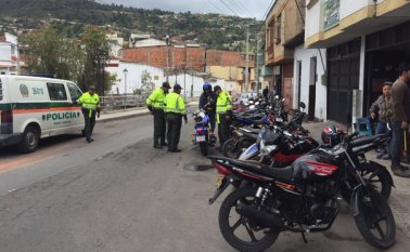 Unidades de la policía recorrieron los talleres de arreglo de motos para alertar a los propietarios sobre el despeje del espacio público y si se rehúsan, serán sancionados y los vehículos llevados en grúa. Roberto Ospino