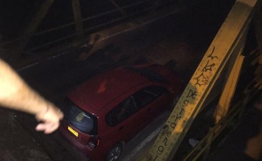 Varios vehículos se vieron afectados con la caída de la estructura. Tomada de Internet