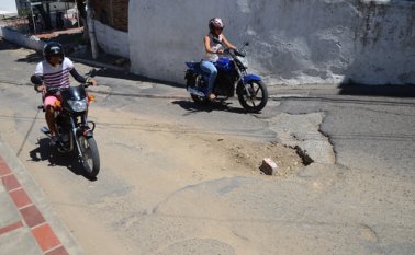 Aguas Kpital aclaró que los trabajos que desarrollaron en este sector tuvieron lugar el 11 de agosto y espera la llegada del material para la rehabilitación de la capa asfáltica. Rodrigo Sandoval