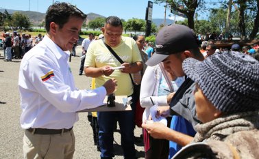 El director  de Migración Colombia atendió a los viajeros y les insistió en la importancia de legalizar su estadía en el país y la región. Obando