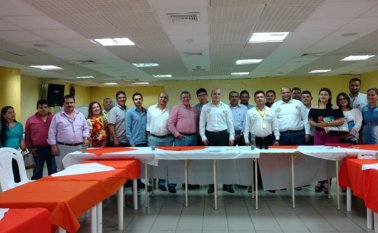 Los 25 gerentes de las empresas transportadoras sellan el acuerdo con la gerencia de la Central de Transporte Estación Cúcuta para mejorar las condiciones de seguridad de los viajeros. Orlando Carvajal