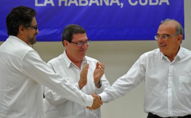 Los delegados de las Farc, Iván Márquez, y del Gobierno Nacional, Humberto de la Calle Lombana, anunciaron ayer el cierre de las negociaciones, después de cuatro años de diálogos en los que lograron acuerdos en los seis puntos de la agenda pactada para la terminación del conflicto. AFP