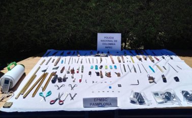 Al menos 63 armas blancas, cuatro celulares, cargadores, dos memorias, y seis tarjetas fueron incautadas Policía