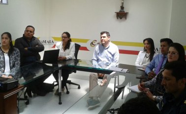 La consultora, Liliana Valencia, socializó con representantes de las entidades públicas las bondades del CAE. Roberto Ospino