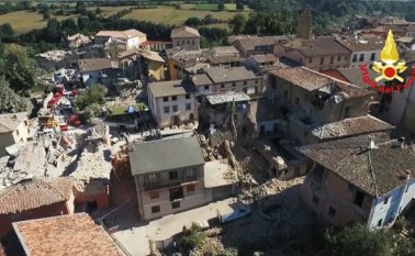 Las autoridades siguen buscando sobrevivientes bajo los escombros. AFP