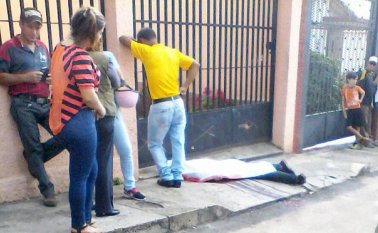 El hombre quedó sin vida tendido en el suelo. Tomada de La Nación