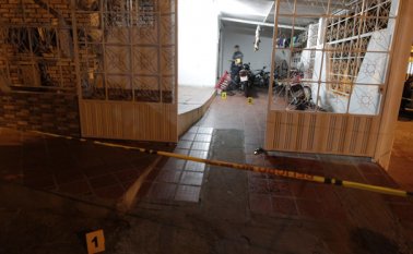 El pistolero llegó hasta la casa de la víctima y disparó desde el portón en varias oportunidades. En las paredes quedaron algunos impactos de bala. Cristian Herrera