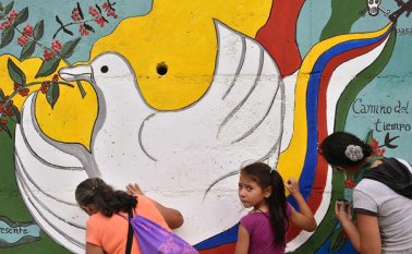 En los recorridos, el expresidente César Gaviria Trujillo está garantizando la creación de equipos de trabajo, a la vez de la apertura de sedes de campaña en al menos 100 ciudades del país. AFP
