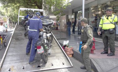 Once motocicletas fueron inmovilizadas por encontrarse estacionadas en el espacio público. Alfredo Estévez