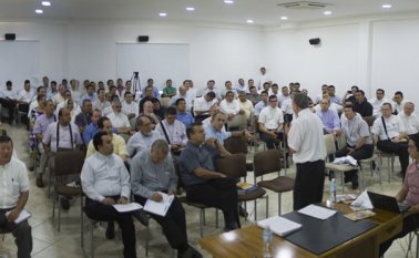 Los sacerdotes de la Diócesis Católica de Cúcuta escuchan a Darío Echeverri, secretario de la Comisión Nacional de Conciliación. Juan Pablo Bayona