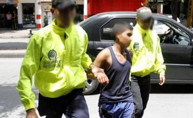 La Fiscalía le imputó los delitos de acceso carnal violento con menor de 14 años y homicidio agravado en grado de tentativa. El juez le dictó medida de internamiento en Hogares Claret, en Piedecuesta. Colprensa