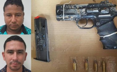 José Bienvenido Atencio Avendaño (arriba) y Carlos Uriel Quintero Rodríguez (abajo). En la imagen también está el arma incautada con cuatro cartuchos y un proveedor. Archivo