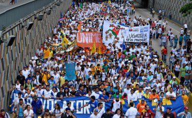 Cientos de miles de personas se manifestaron a favor de la consulta popular. AFP