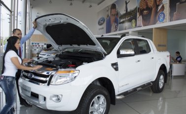 Si va a comprar un carro nuevo, evalúe diversas marcas y opciones crediticias. Archivo