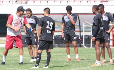 El técnico Miguel Augusto Prince aprovecha cada momento del entrenamiento para corregir errores en defensa y hablar con sus delanteros, que atraviesan una sequía anotadora desde el comienzo del segundo torneo del año. César Obando