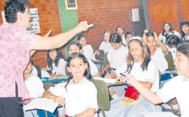 Dependiendo del escalafón, el salario para los docentes en Colombia  están entre 259 y 1.056 dólares.
 Archivo