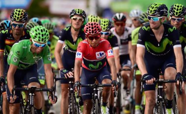Chris Froome, campeón del Tour de Francia, se mantuvo a 54 segundos del colombiano Nairo Quintana (centro). AP