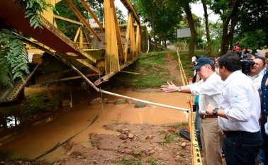 El Presidente durante su visita de este domingo a Casanare, donde supervisó las obras para reabrir el paso por la carretera principal del departamento. Presidencia