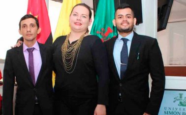 Los alumnos Villamizar y Ruiz junto a su tutora Kristel Karem García. Cortesía