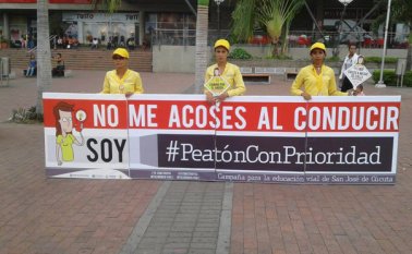 Con un firmatón en las principales calles, la Promotoras Viales iniciaron la campaña. Cortesía