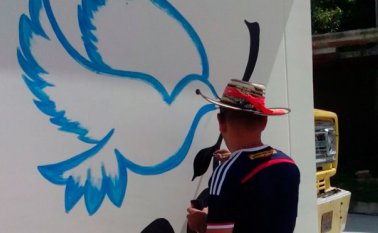 Los habitantes de Ocaña están haciendo mensajes de paz en las paredes para aportar a la convivencia pacífica. Javier Sarabia