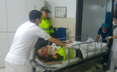 El efectivo sufrió una fractura en el tobillo y varias lesiones en su cuerpo, por lo que es atendido en un centro médico. Policía Nacional