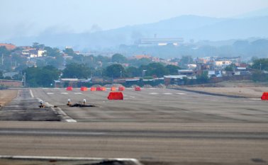 Mientras culminan las obras, en octubre, los pilotos deberán contrarrestar los vientos y lidiar con otro riesgo: el cerro Tasajero. La Opinión