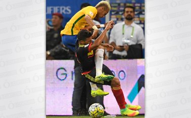 Neymar fue determinante anoche para que la selección brasilera venciera una vez más a Colombia, y trepara a la segunda posición con 15 puntos. AFP