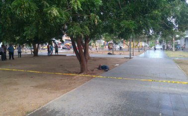 En medio del sector frecuentado por habitantes de la calle fue asesinado este hombre. La Opinión