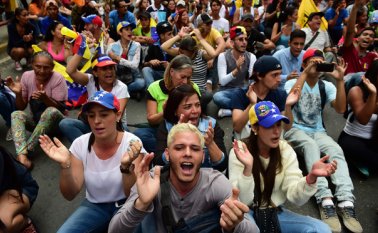 La oposición reclama al poder electoral que fije la fecha y condiciones que regirán la recolección de cuatro millones de firmas (20% del padrón electoral) necesarias para que el revocatorio sea convocado. AFP