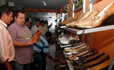 La feria organizada por Corpoincal empezó anoche en el Hotel Tonchalá, con expectativas de venta de 600.000 pares de zapatos. Archivo