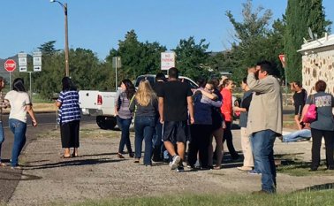 En esta foto, proveída por el Alpine Avalanche, personas están congregadas junto a la Escuela Secundaria Alpine tras el tiroteo. AP