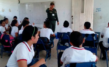 Los efectivos hablaron del consumo de sustancias psicoactivas, tabaquismo, alcoholismo, reclutamiento ilícito, embarazo en adolescentes, explotación sexual, comercial y laboral y violencia escolar. Policía Nacional