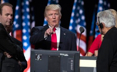 El republicano Trump postula construir un muro a lo largo de toda la frontera con México que incluya una “puerta grande y hermosa”. AFP