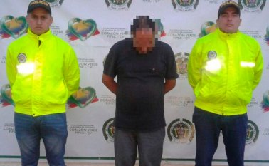 El detenido, de 54 años, abusó en reiteradas ocasiones de las dos niñas desde que ellas tenían 5 y 6 años, ahora cuentan con 12 y 13 y fue cuando decidieron denunciar. Policía Nacional