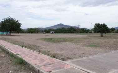En el estadio Centenario de Atletismo los deportistas corren el riesgo de lesionarse, pues el terreno está lleno de huecos y baches que se convierten en peligrosas trampas. Luis Alfredo Estévez