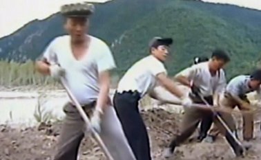 Imagen tomada de un video distribuido este lunes por la televisora norcoreana KRT de trabajadores norcoreanos erigiendo un dique junto a un río ante el riesgo de crecidas. AP