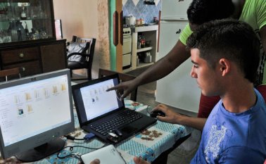 Un informe de la Cepal reveló que la expansión de internet en la población se debe al incremento de la penetración de la banda ancha móvil. Archivo La Opinión