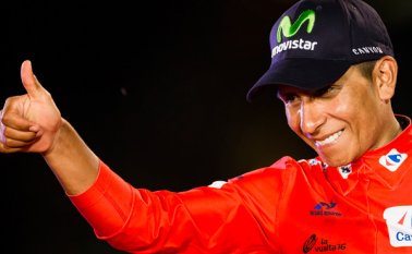 "Estoy emocionado de haber vencido en la Vuelta, van pasando las horas y lo voy asimilando", dijo el ciclista colombiano presente en el acto junto a su compañero de equipo Alejandro Valverde. AFP