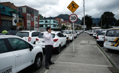 Según cifras de Uber, 16% de los transportadores que trabajan en esta nueva plataforma laboran como conductores mientras encuentran su próximo empleo. Colprensa