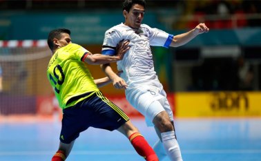 Angellot Caro de Colombia disputa el balón con Farkhod Abdumavlyanov de Uzbekistán. Tomada de la Fifa