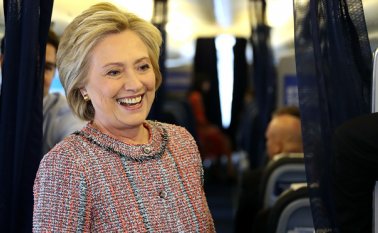 En una entrevista radial grabada que fue transmitida el jueves por la mañana, Clinton dijo al programa "Tom Joyner Morning Show" que se sentía mucho mejor y que estaba "realmente contenta". AFP