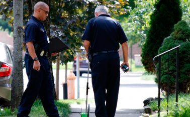 Detectives investigaron la escena del tiroteo y aparentemente recogieron un arma. AFP