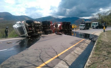 Las autoridades están en el lugar e investigan las causas del accidente del camión. Cortesía