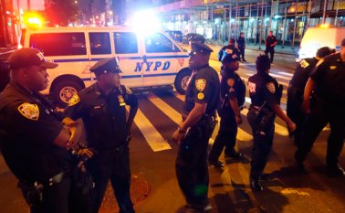 La Policía arribó al lugar, para atender la emergencia. AFP