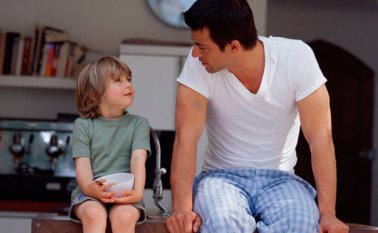 El diálogo fortalece los lazos afectivos, por eso los papás deben aprovechar al máximo los momentos que pasan con sus hijos. Internet | Referencial