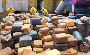 Estas pimpinas, que eran utilizadas en la venta informal de gasolina, fueron destruidas, según informó Óscar Gerardino, secretario de Gobierno. Cortesía