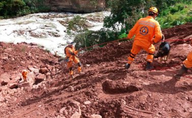 Unidades de rescate trabajan en el lugar del derrumbe para dar con el paradero del cuerpo del conductor. Cortesía