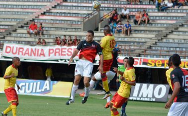 El Cúcuta Deportivo sigue desencantando a su afición, que ayer no pasó de 400 espectadores, y que acompañaron al equipo en el empate 1-1 ante Bogotá FC, pero gracias a otros resultados que lo favorecieron se mantiene clasificado para los cuadrangulares. Edinsson Figueroa