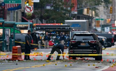 Investigadores examinaron este domingo el lugar donde el día anterior ocurrió una explosión en el barrio de Chelsea en Manhattan. AP